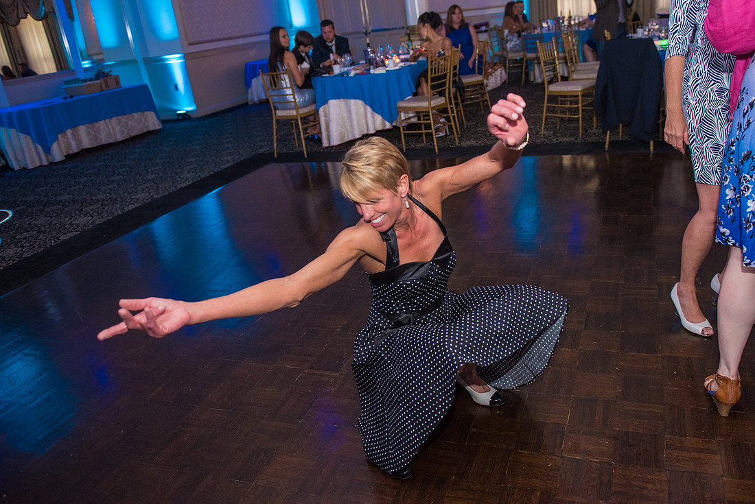 1,clinton-hunterdon-county-NJ-wedding-photographer, cute-sweet--fun-must-have-bride-groom-picture-cherryville-photography-primavera