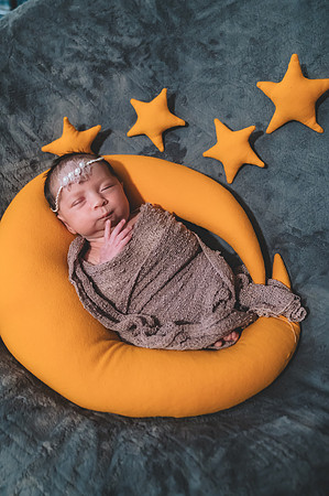 Maternity portrait near a river with complementary colors.