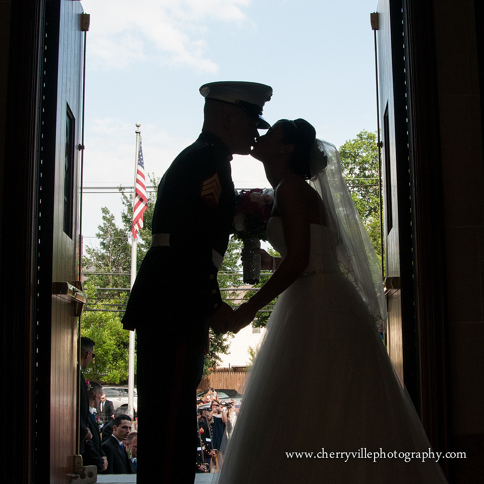 silhouette kiss