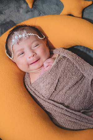 Maternity session with complementary colors, showcasing a smiling female in profile view.