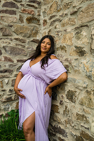 Sitting profile portrait of a pregnant female with complementary colors.
